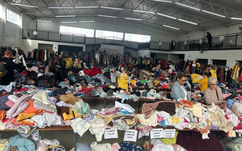 Megabazar da Cáritas Canudos conta com mais de 30 mil peças a partir de 5 reais