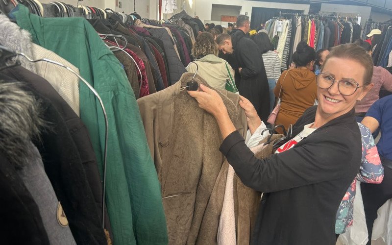 Megabazar da Cáritas Canudos conta com mais de 30 mil peças a partir de 5 reais