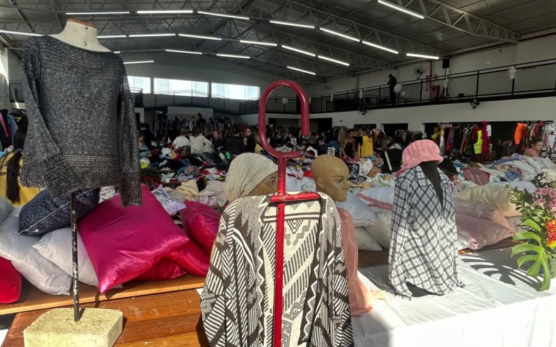 Megabazar da Cáritas Canudos conta com mais de 30 mil peças a partir de 5 reais