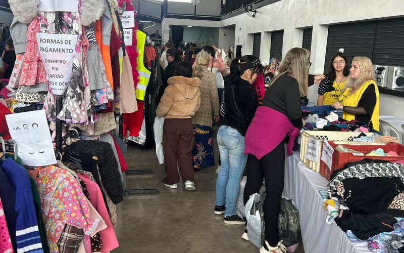 Megabazar da Cáritas Canudos conta com mais de 30 mil peças a partir de 5 reais