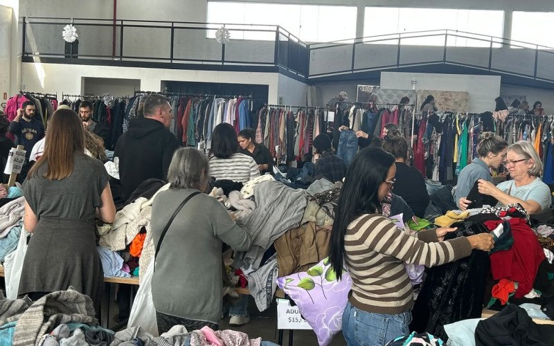 Megabazar da Cáritas Canudos conta com mais de 30 mil peças a partir de 5 reais