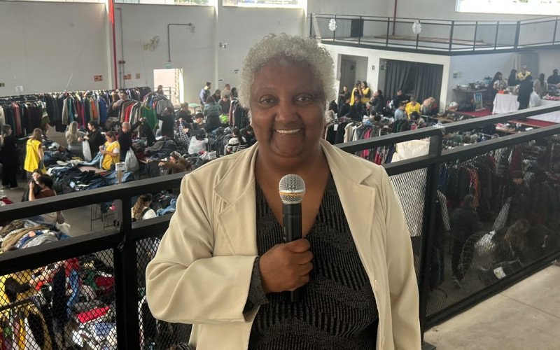 A coordenadora Ales Margarete informa que o bazar tem motiva&ccedil;&atilde;o beneficente