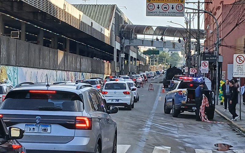 Trânsito está com restrição na Avenida Victor Barreto na manhã deste sábado (6) | abc+