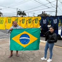 A poucos dias do início da competição, comércio aposta em itens e artigos da Copa do Mundo