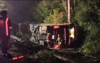 BR-290: Uma mulher morre e 11 ficam feridos em acidente com ônibus de viagem no RS