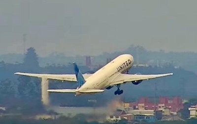 Boeing da United que fez pouso surpresa em Porto Alegre deixa a cidade após 27 horas