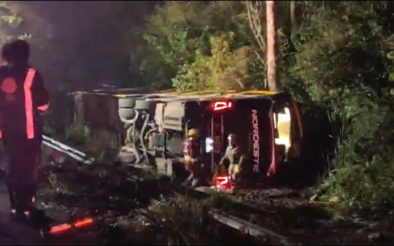 BR-290: Uma mulher morre e 11 ficam feridos em acidente com ônibus de viagem no RS