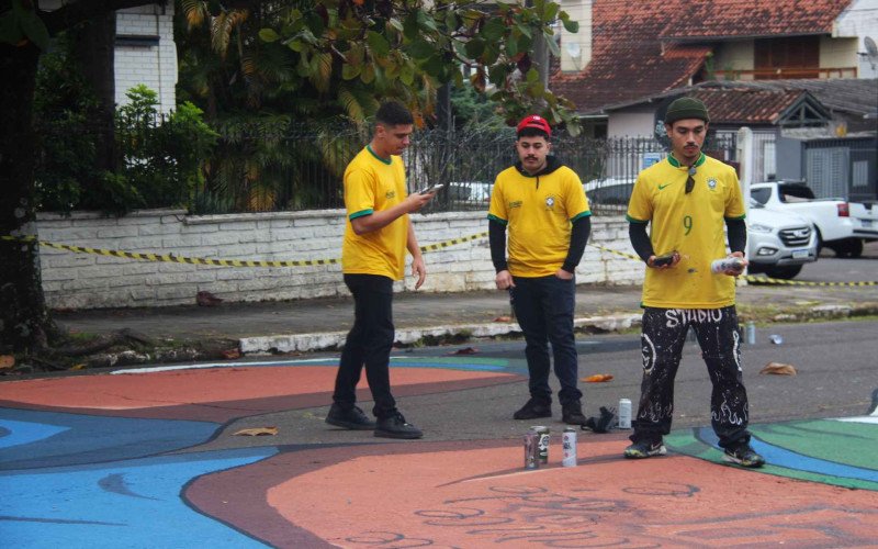 Artistas pintaram a figura de Neymar na rua João Pessoa