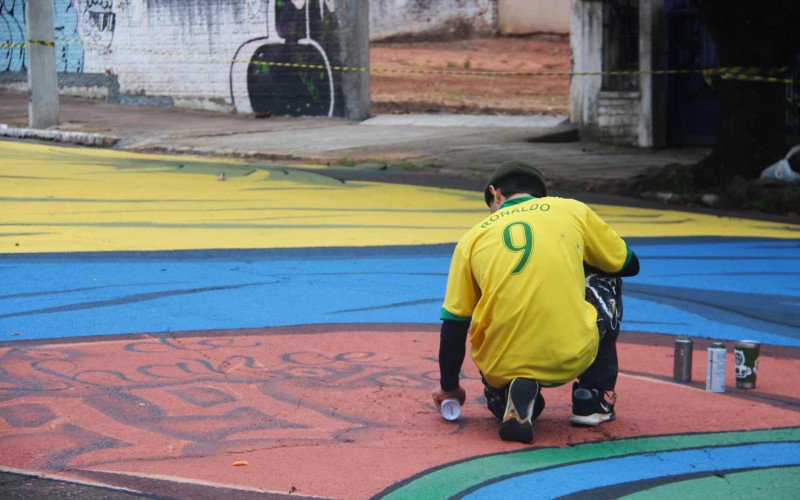 Artistas pintaram a figura de Neymar na rua João Pessoa