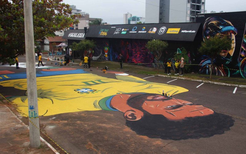 Artistas pintaram a figura de Neymar na rua João Pessoa