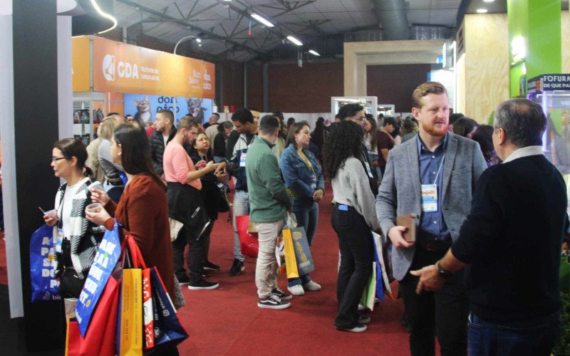 Público lotou a Fenac no primeiro dia de Feipet