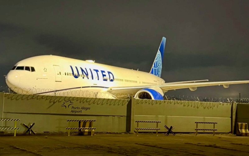 Boeing 777 da United passou a noite de sábado para domingo em Porto Alegre | abc+