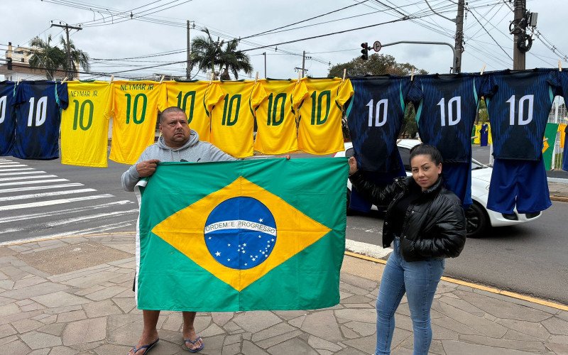 A poucos dias do início da competição, comércio aposta em itens e artigos da Copa do Mundo