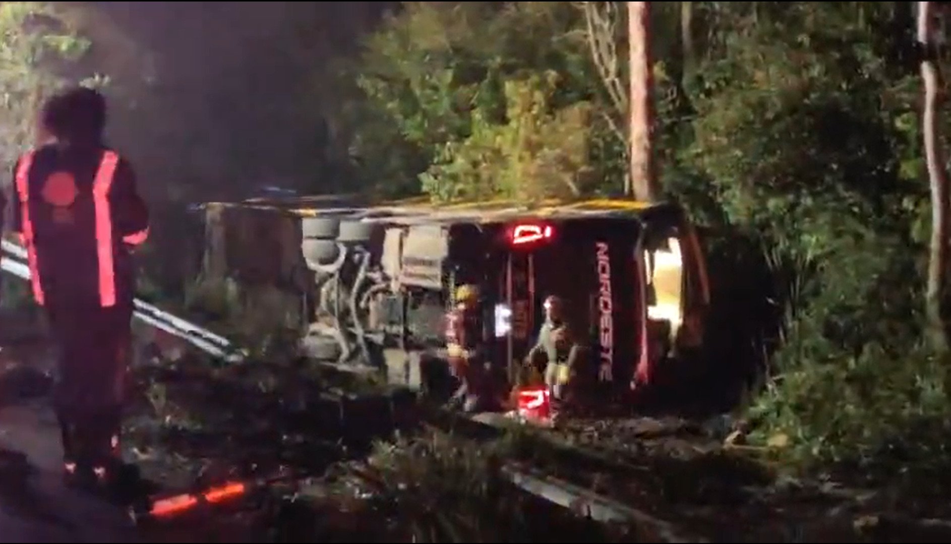 BR-290: Uma mulher morre e 11 ficam feridos em acidente com &ocirc;nibus de viagem no RS