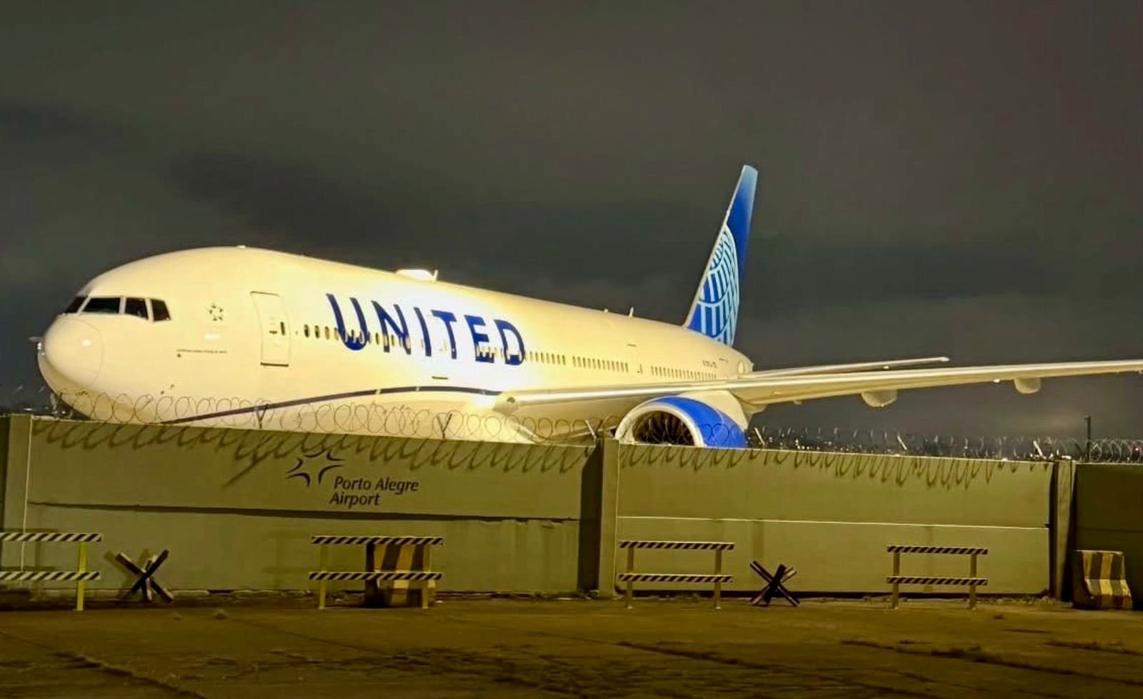 Saiba quando o Boeing 777 da United que pousou de surpresa em Porto Alegre vai decolar e qual ser&aacute; o destino
