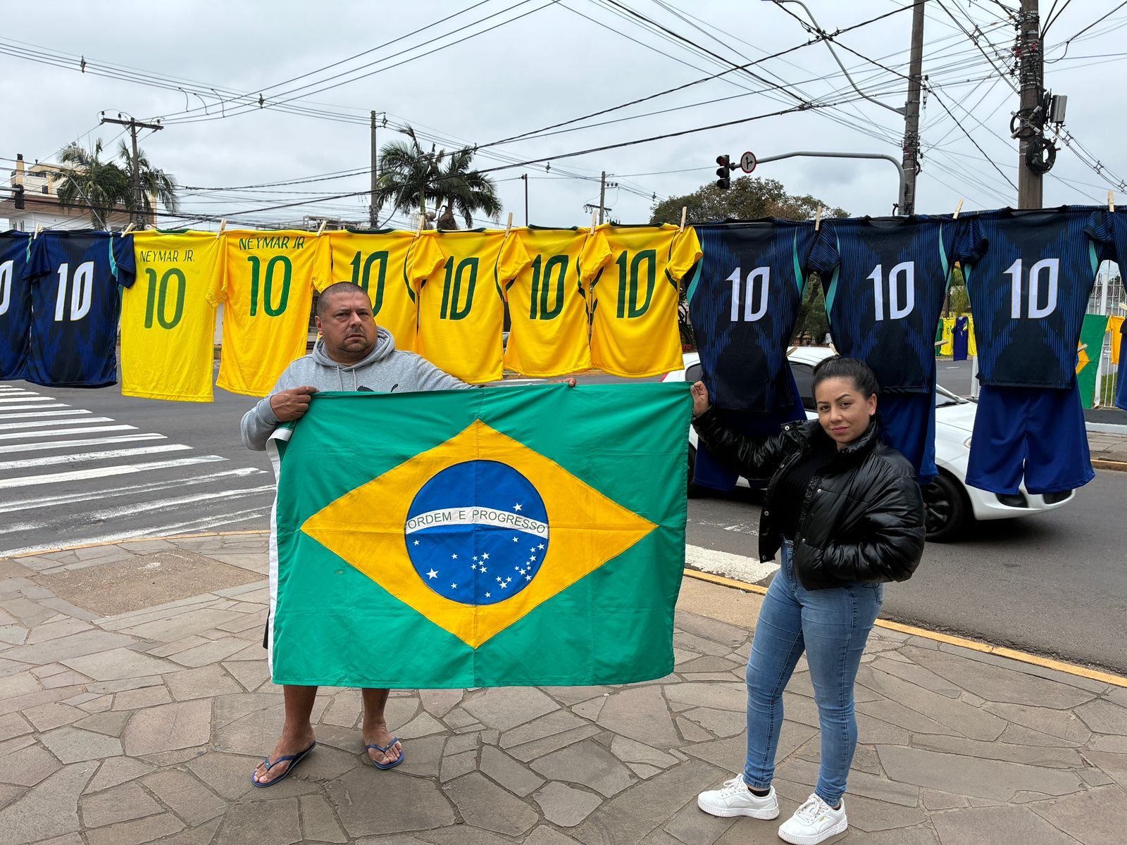 A poucos dias do in&iacute;cio da competi&ccedil;&atilde;o, com&eacute;rcio aposta em itens e artigos da Copa do Mundo