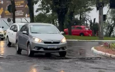 Valeta aberta em rótula em frente à Prefeitura de Novo Hamburgo causa transtornos no trânsito