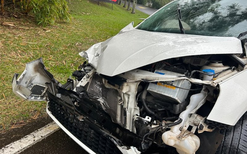 RS-240: Acidente envolvendo carro e carreta é registrado em retorno da rodovia no trecho de São Leopoldo