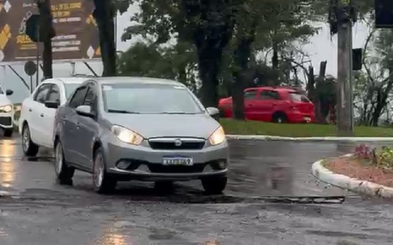 Valeta aberta em rótula em frente à Prefeitura de Novo Hamburgo causa transtornos no trânsito