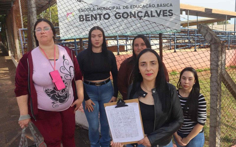 Maristela, Maria, Luciana (ao centro), Vitória e Juliana representam mães que clamam por manutenção das turmas | abc+