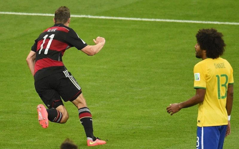Klose comemora gol no 7 a 1 que o fez passar Ronaldo na artilharia das Copas | abc+