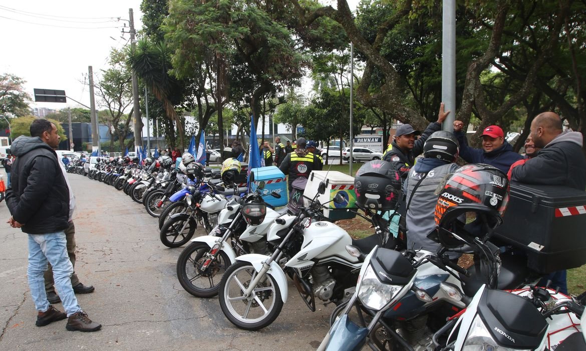 Governo prepara linha de cr&eacute;dito para motociclistas de aplicativos