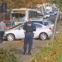 Carro desgovernado atravessa ciclovia e caminhódromo, derruba poste, quatro árvores e colide em outros dois veículos no Vale do Sinos
