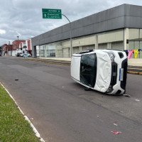 VÍDEO: Carro tomba em cruzamento e motoristas são levados ao Hospital Municipal