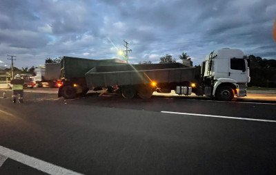 "Tive reflexo, se não, estaria debaixo do caminhão agora": Caminhão fica atravessado em rodovia após colisão com carro na RS-240