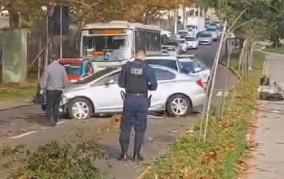 Carro desgovernado atravessa ciclovia e caminhódromo, derruba poste, quatro árvores e colide em outros dois veículos no Vale do Sinos