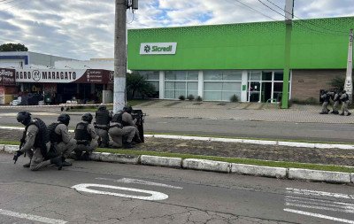 Roubo a banco com reféns, explosão de carro e sobrevoo de helicóptero: BM simula assalto na região