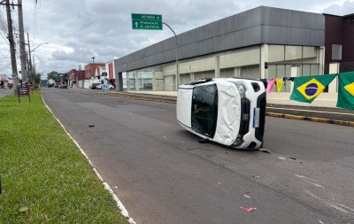 VÍDEO: Carro tomba em cruzamento e motoristas são levados ao Hospital Municipal