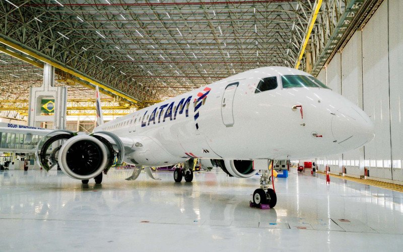 Latam apresenta seu novo avião, o Embraer 195-E2
