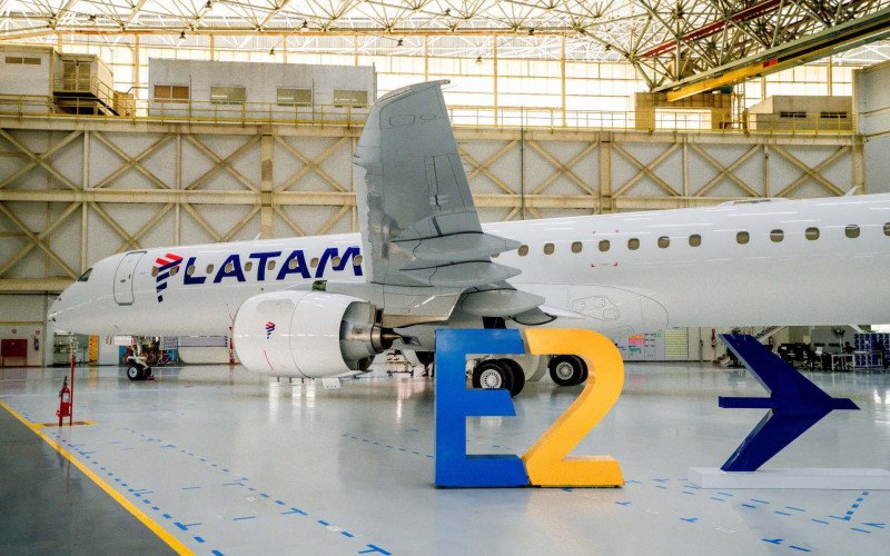 Latam apresenta seu novo avião, o Embraer 195-E2