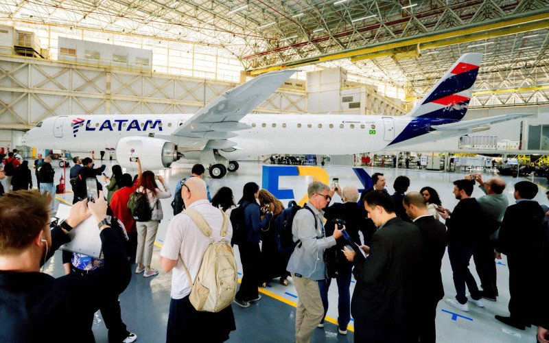 Latam apresenta seu novo avião, o Embraer 195-E2