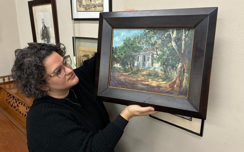 Projeto de restauração de acervo atingido pela enchente no Museu Histórico Visconde de São Leopoldo - Isis mostra pinturas já recuperadas na ação