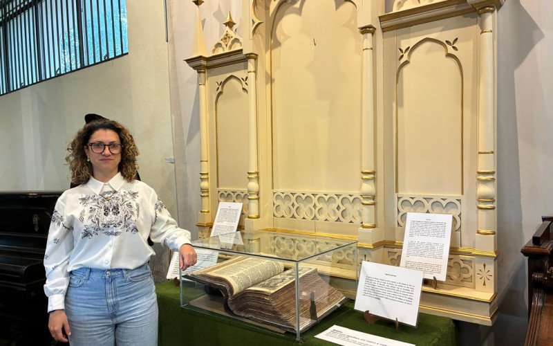 Projeto de restauração de acervo atingido pela enchente no Museu Histórico Visconde de São Leopoldo - Luísa mostra altar já recuperado e devolvido ao museu