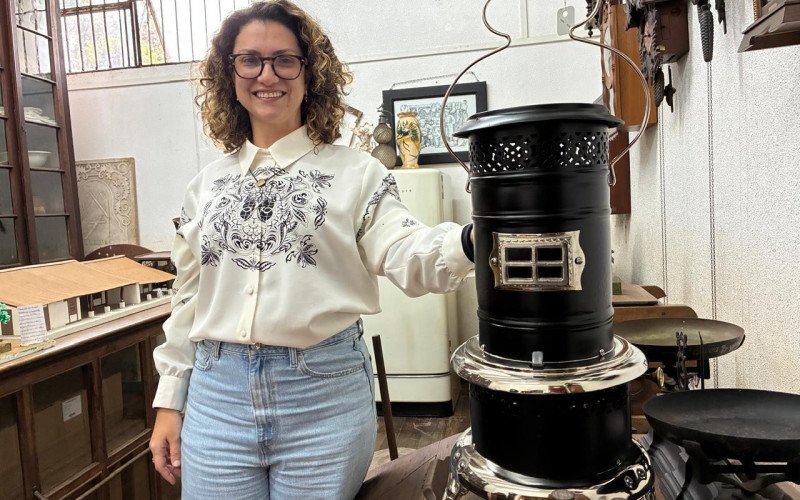 Projeto de restauração de acervo atingido pela enchente no Museu Histórico Visconde de São Leopoldo - Luísa mostra aquecedor metálico a querosene já restaurado 