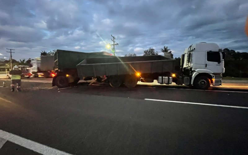 Caminhão ficou atravessado no cnateiro central
