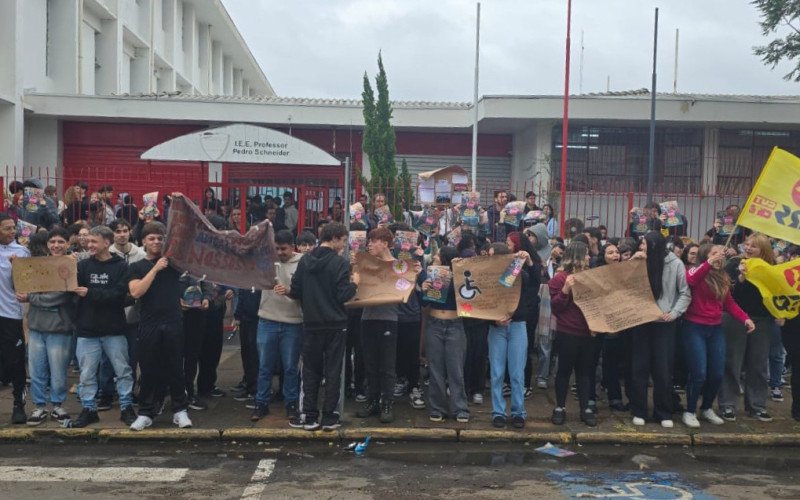 Ato contra a PPP na Educação ocorreu em frente ao Colégio Pedrinho na manhã da terça-feira, 9 de junho