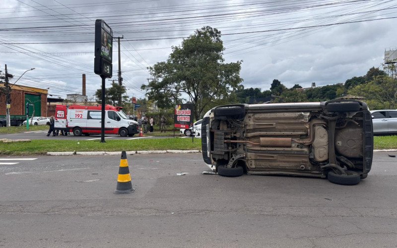Carro tombou em Novo Hamburgo, na manhã desta terça-feira (9)