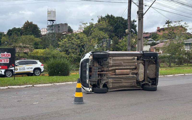 Carro tombou em Novo Hamburgo, na manhã desta terça-feira (9)