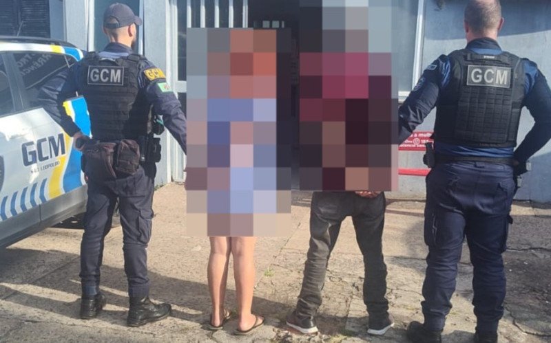 Casal foi preso após homem furtar celular de idosa em plena luz do dia no Centro de São Leopoldo