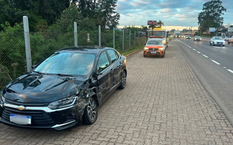 Acidente envolveu um caminhão graneleiro e um Chevrolet Onix 