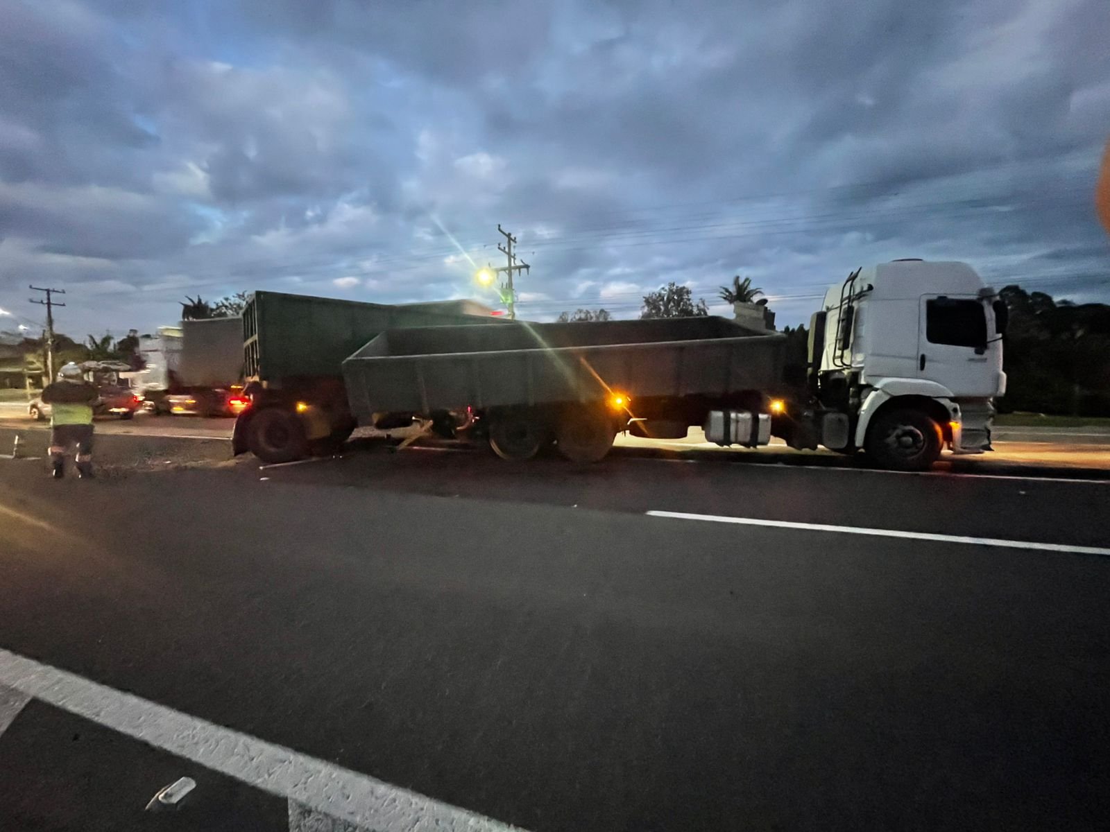 &ldquo;Tive reflexo, se n&atilde;o, estaria debaixo do caminh&atilde;o agora&rdquo;: Caminh&atilde;o fica atravessado em rodovia ap&oacute;s colis&atilde;o com carro na RS-240