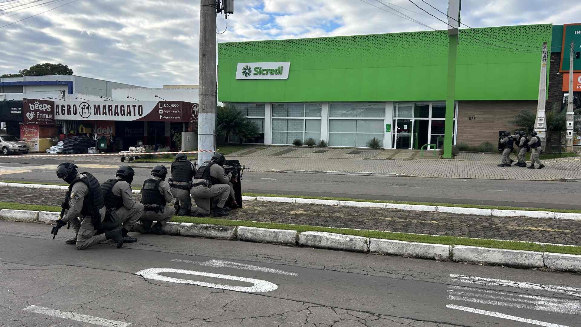 Roubo a banco com ref&eacute;ns, explos&atilde;o de carro e sobrevoo de helic&oacute;ptero: BM simula assalto na regi&atilde;o