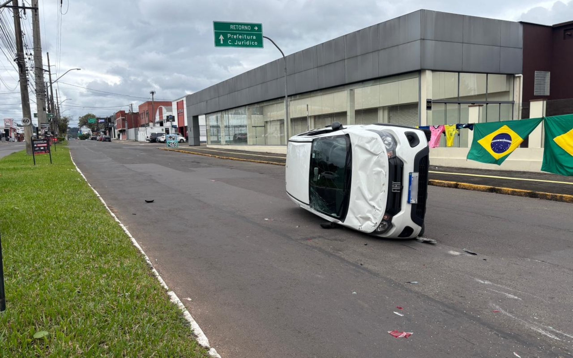 V&Iacute;DEO: Carro tomba em cruzamento e motoristas s&atilde;o levados ao Hospital Municipal