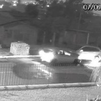 Motorista bate em carro estacionado, avalia danos e foge na madrugada em Novo Hamburgo; família tenta identificar motorista