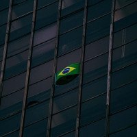 Pendurar bandeira do Brasil na janela do apartamento pode causar multa? Descubra antes de torcer na Copa