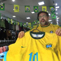 Na véspera da abertura da Copa do Mundo, são poucos os lojistas que se animaram a investir no verde e amarelo
